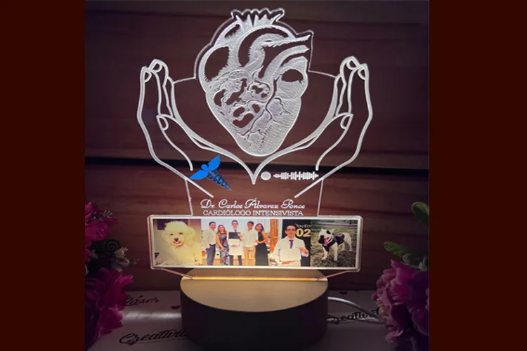 Lámpara de corazones y fotografías familiares