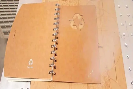 Cuaderno con portada grabada