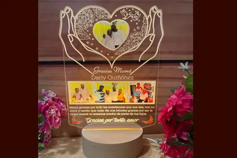 Lámpara de corazones y fotografías familiares · Fotografía 3